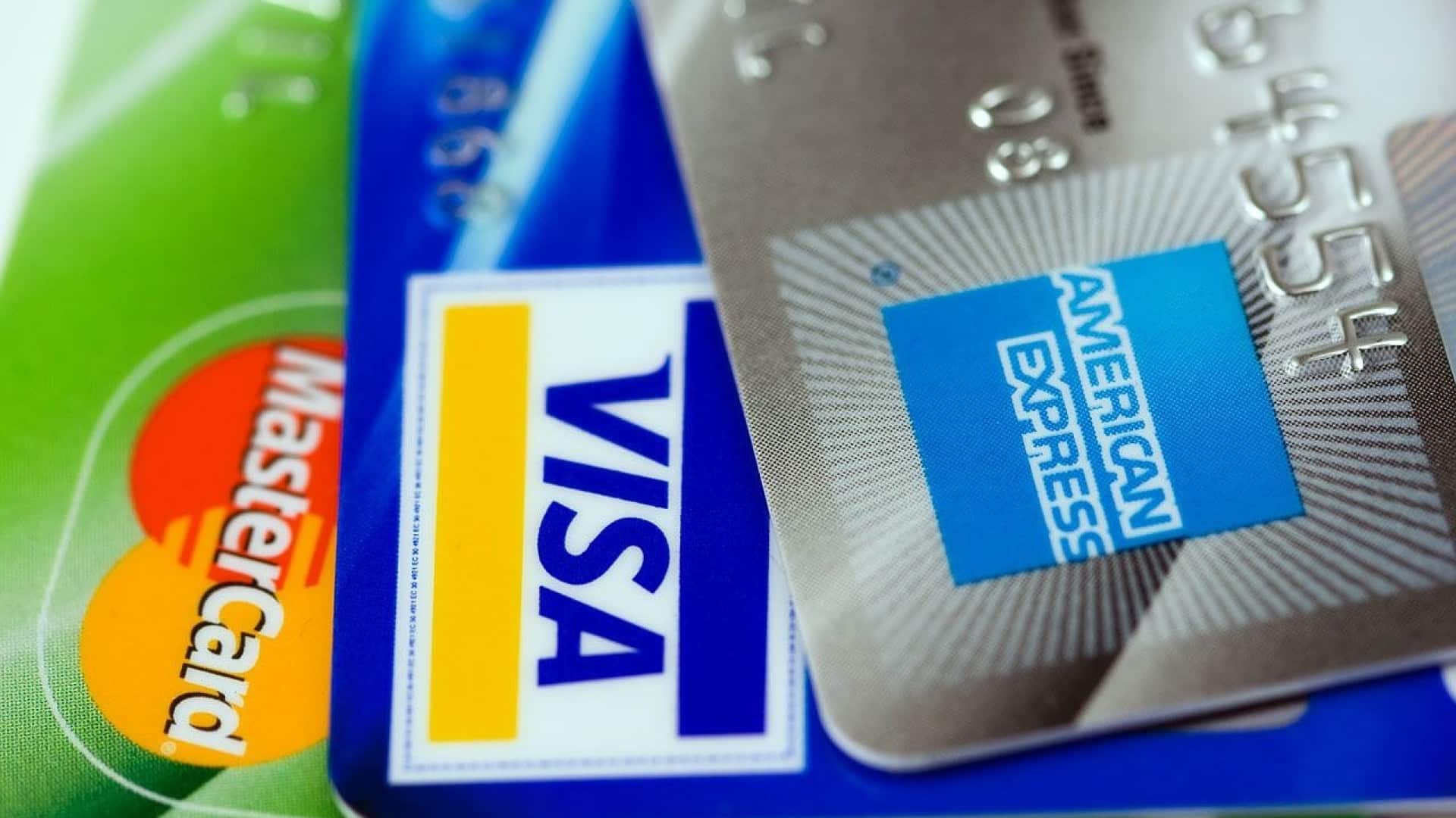 Quels sont les différents types de cartes bancaires disponibles auprès des banques ?